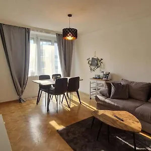 Schoene 2,5 Mit Balkon Und Parkplatz Apartmán
